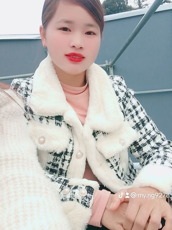 hoahonggai1 webcam livesex profile in here-with-u cams