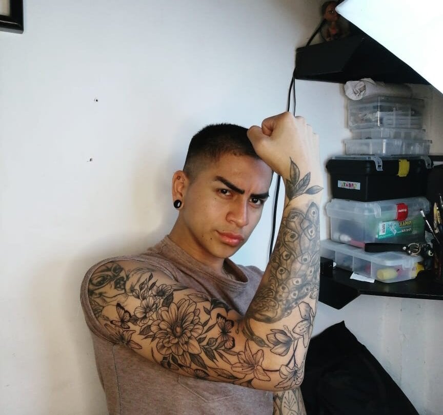 Luisjordan2 live cam model at StripChat