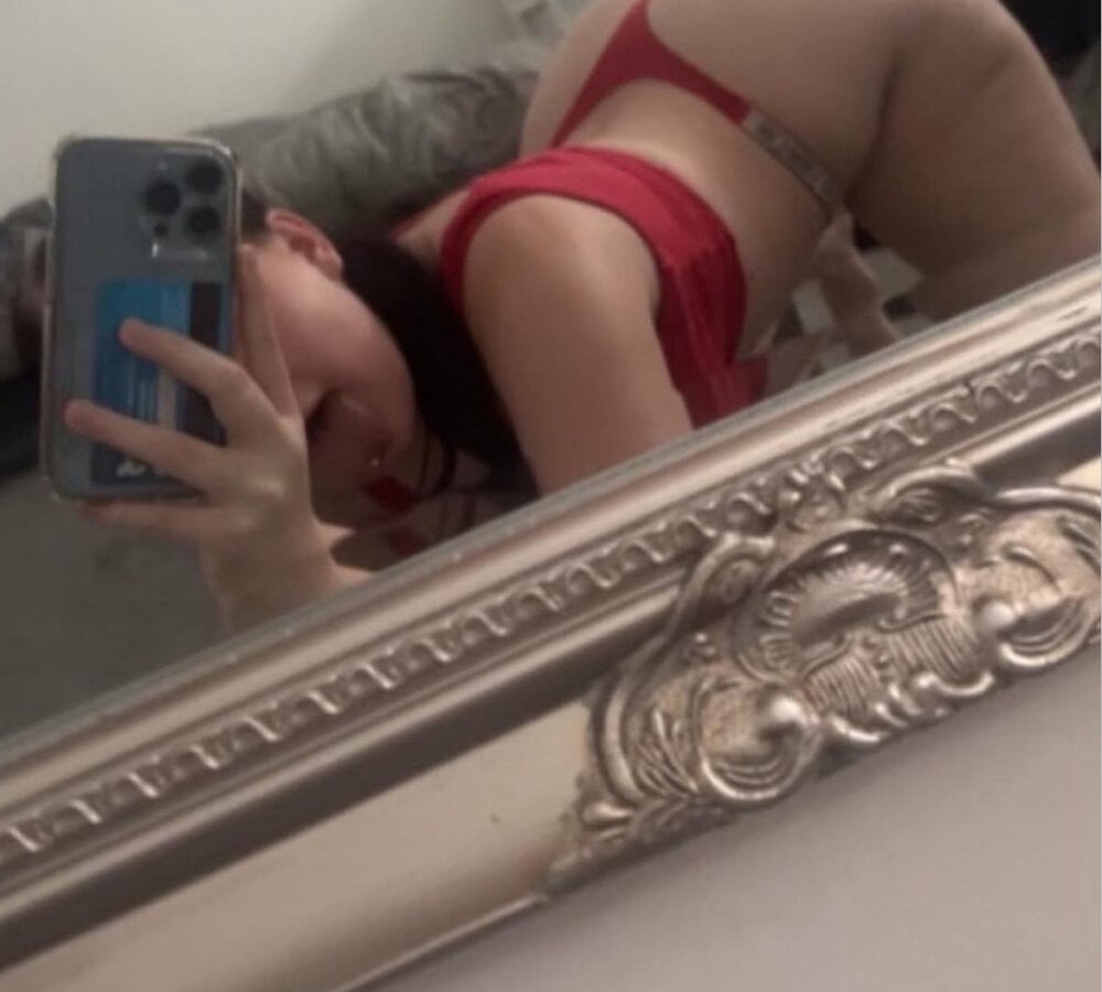urslutxo live cam model at StripChat