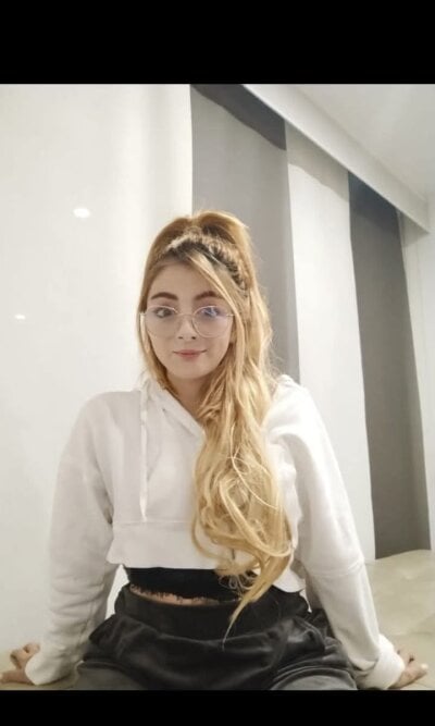 Lucina_pink Female Petite Free Cam Strip