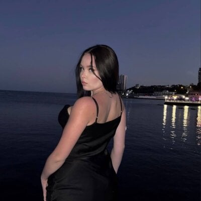 Lola_shy-