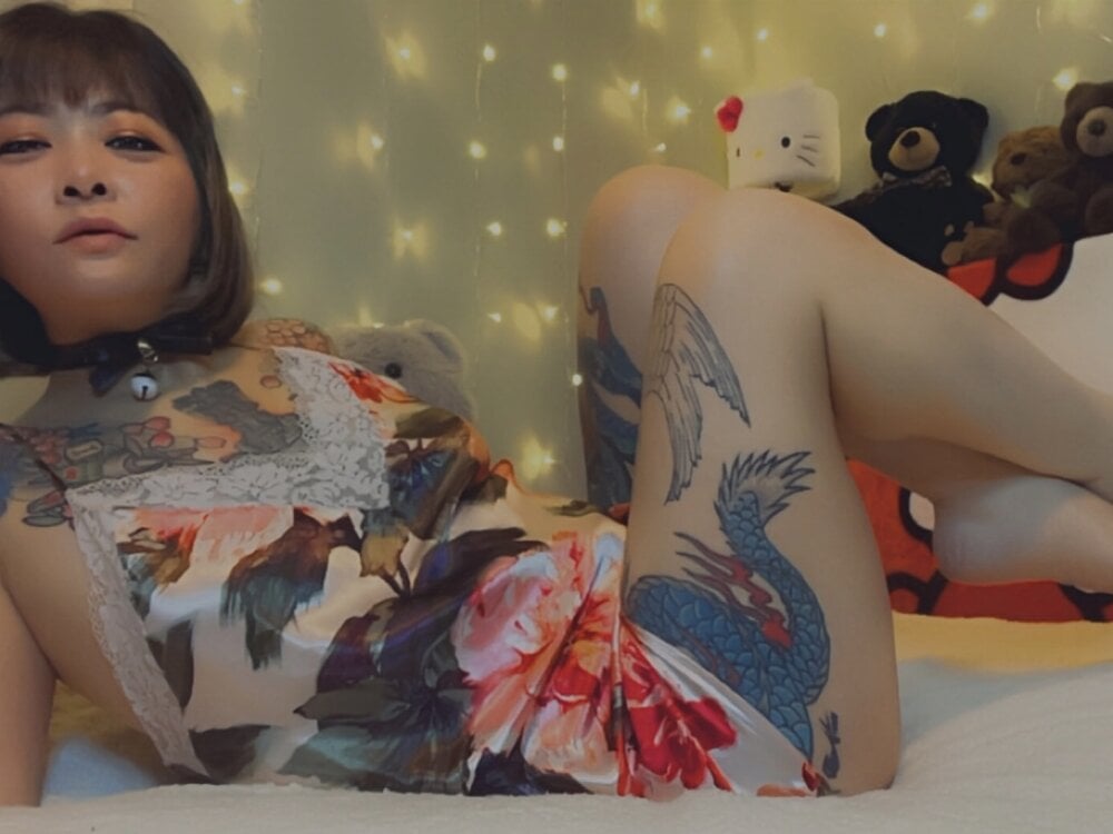 Megumi81 live cam model at StripChat