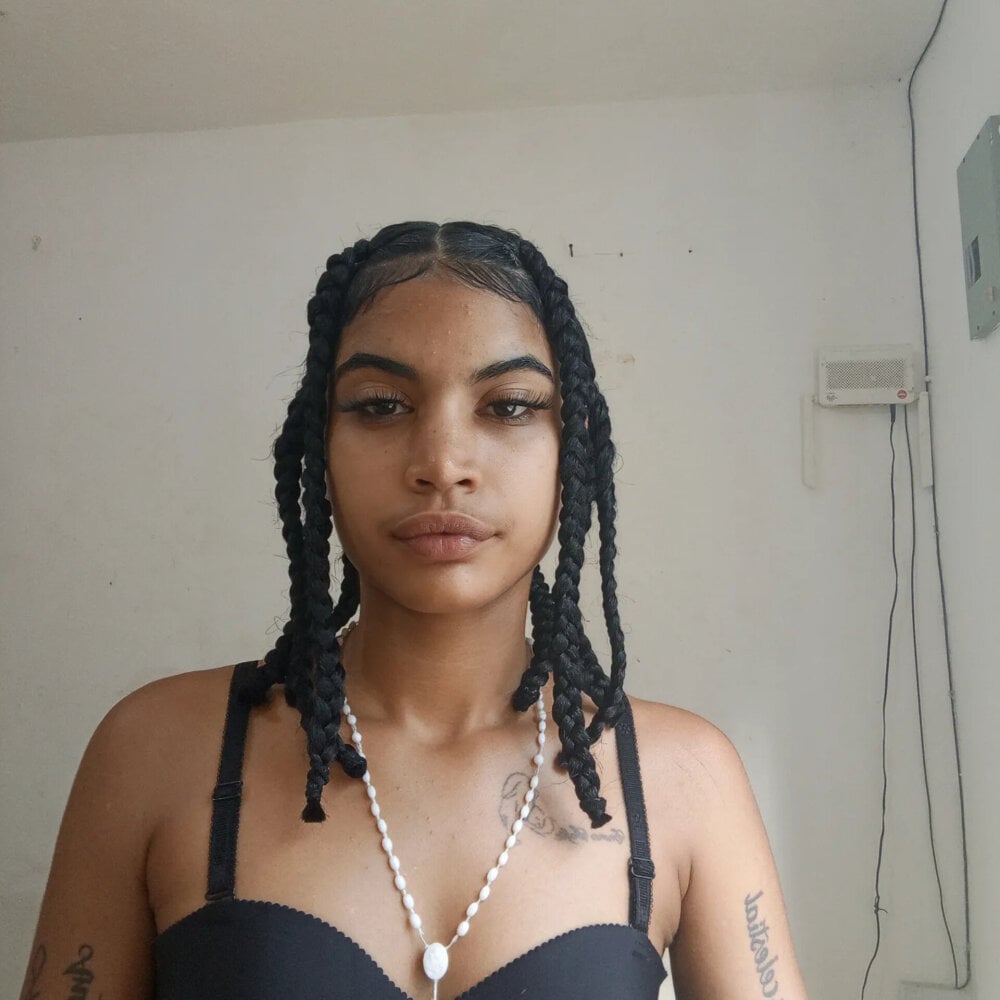 Live sex webcam photo for Lareinazendeya77 #289868252