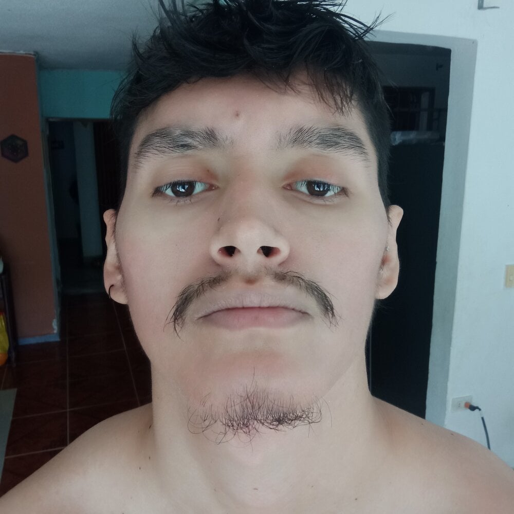 J_arias09x's Offline XXX Chat