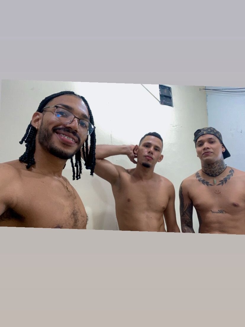 Live sex webcam photo for threesomo_twinks #289850038