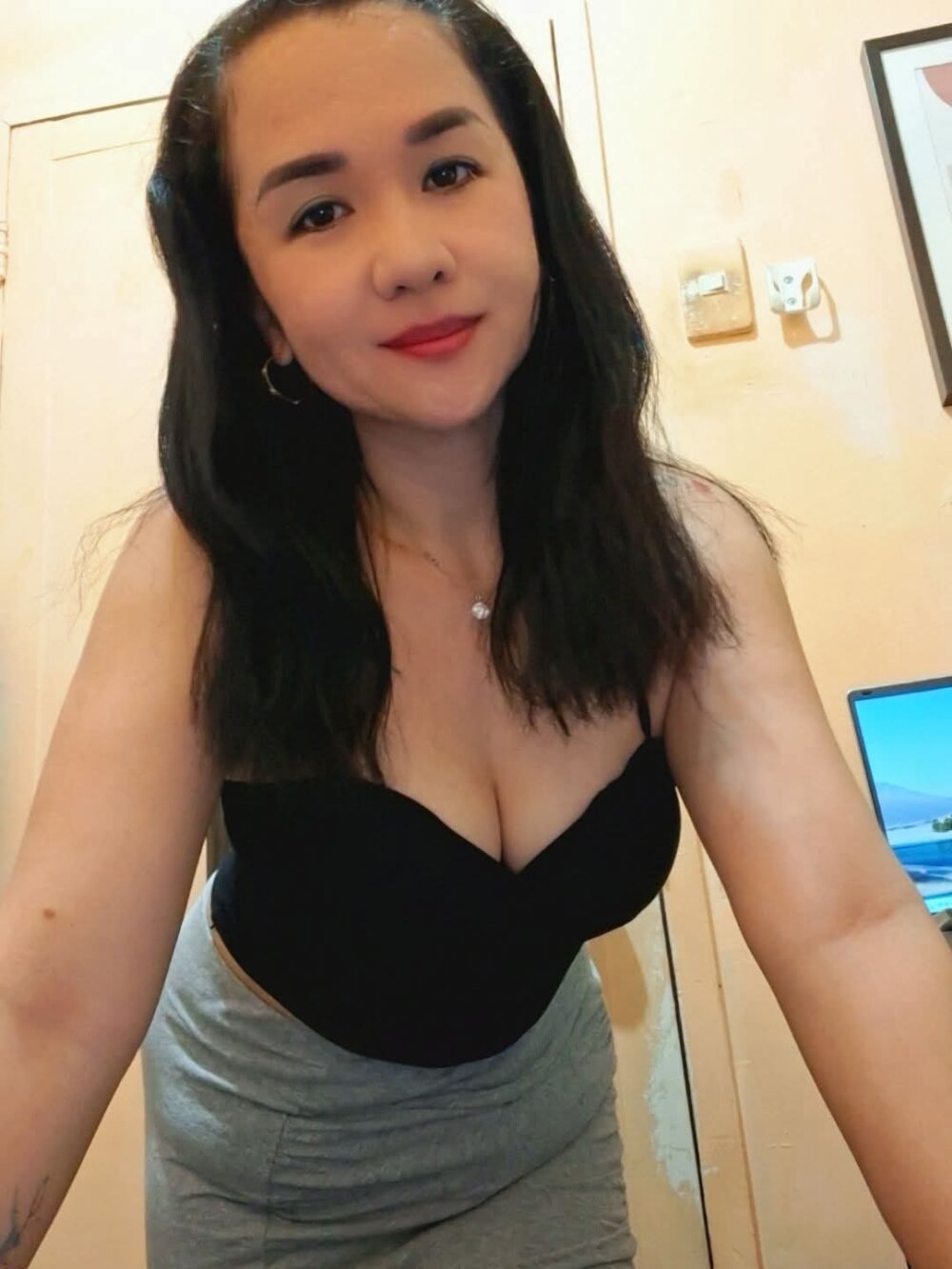 Watch KissHott live on cam on StripChat