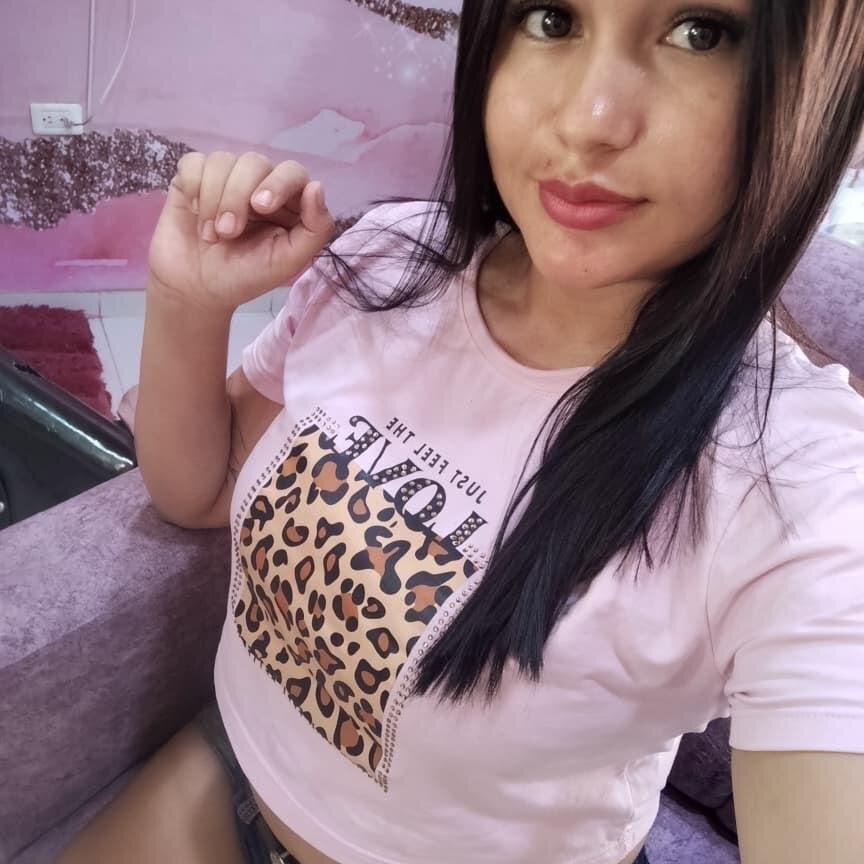 myliveeroticcams.com scarlet_27 livesex profile in latin cams