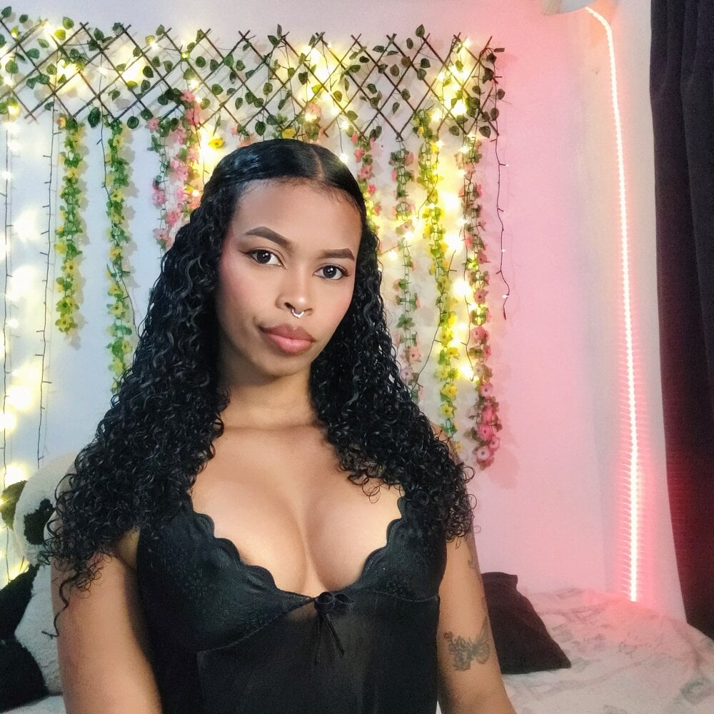 stripchat shenna_brunette webcam profile pic via elivecams.com