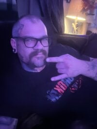 THICKNTWIZTEDCOCK4U's Offline Chat Room