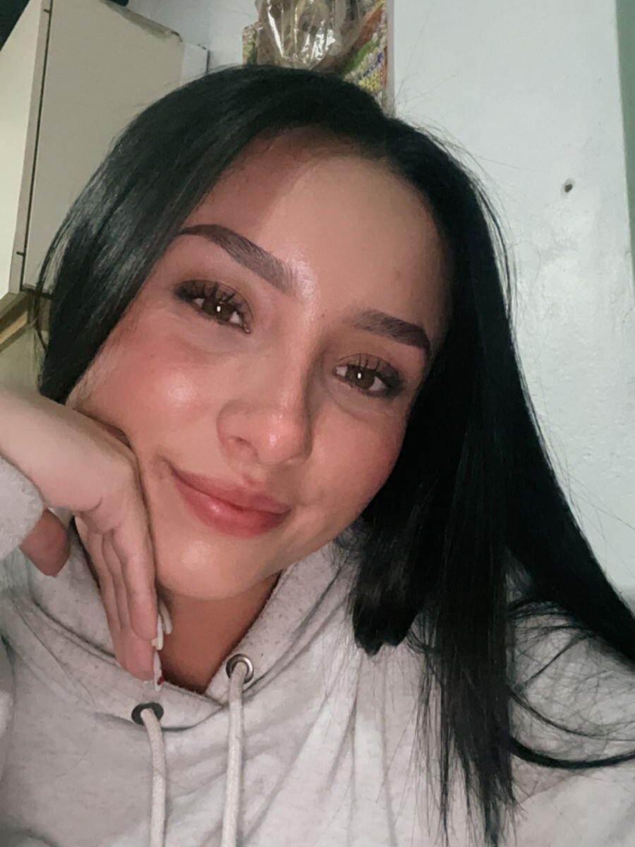 elivecams.com lucia_27- livesex profile in brown-eyes cams