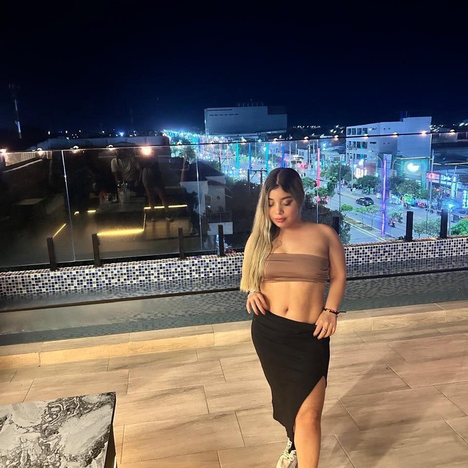 sexcam3d.net emily_rosee18 livesex profile in curvy cams