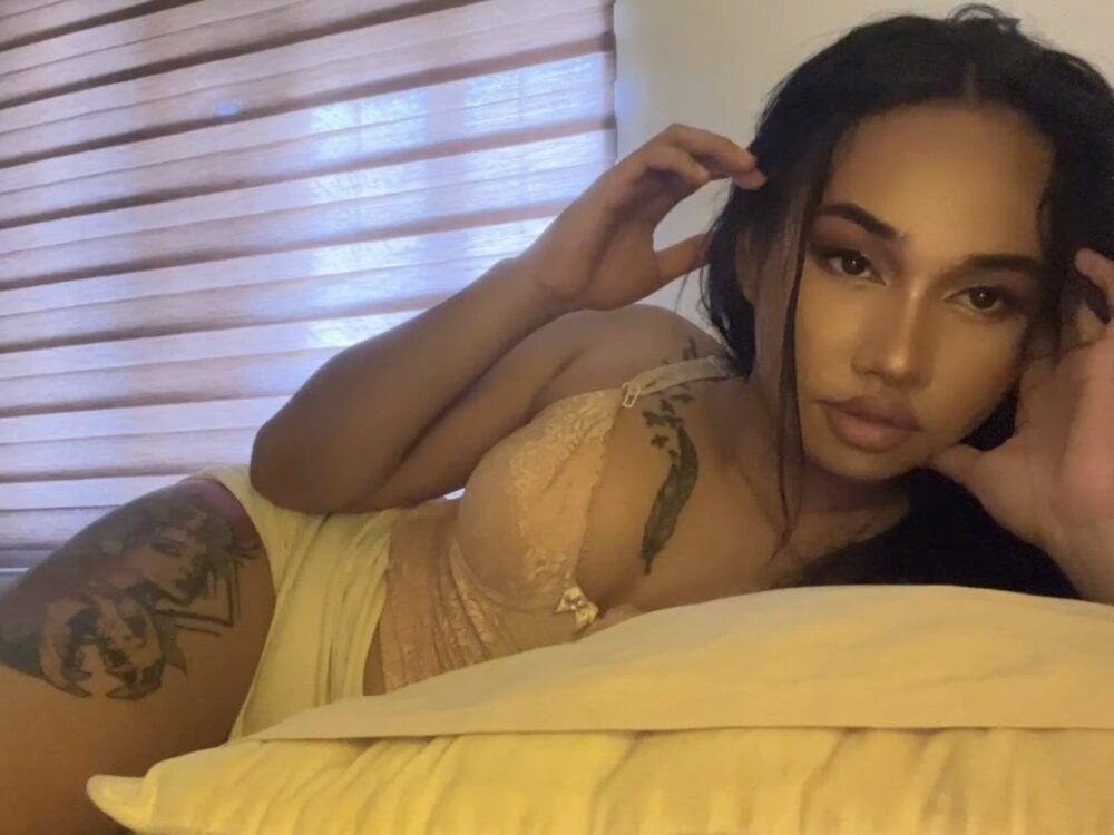 womanofyourdreams from stripchat