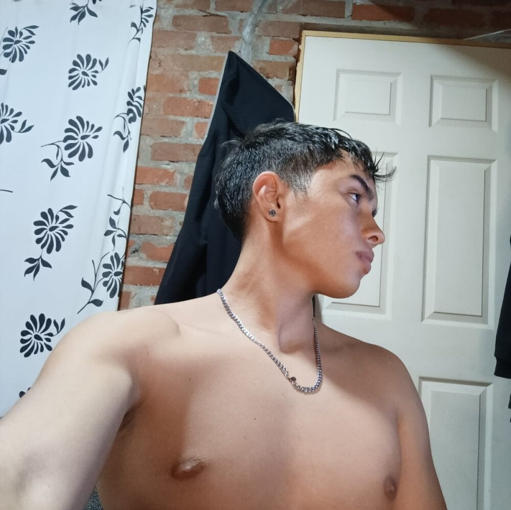 thomas_riverxx from stripchat