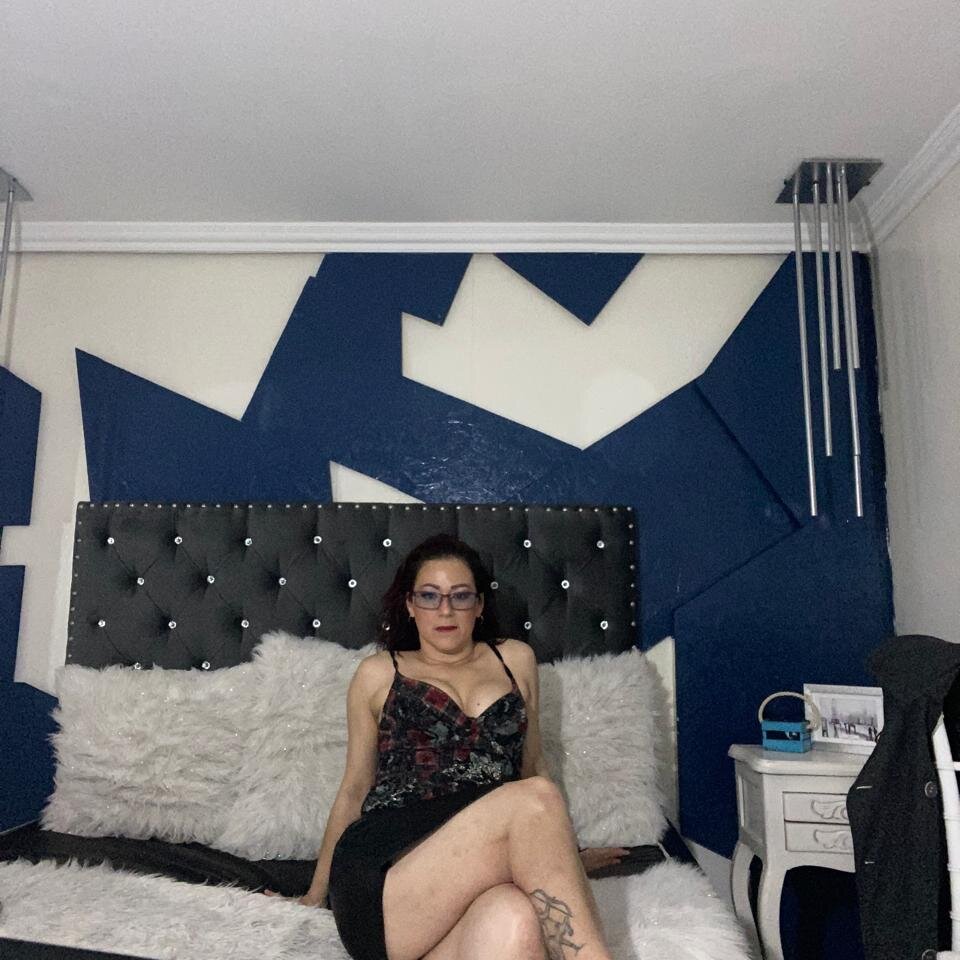 sexlivecamsites.com blue_grey_ livesex profile in french cams