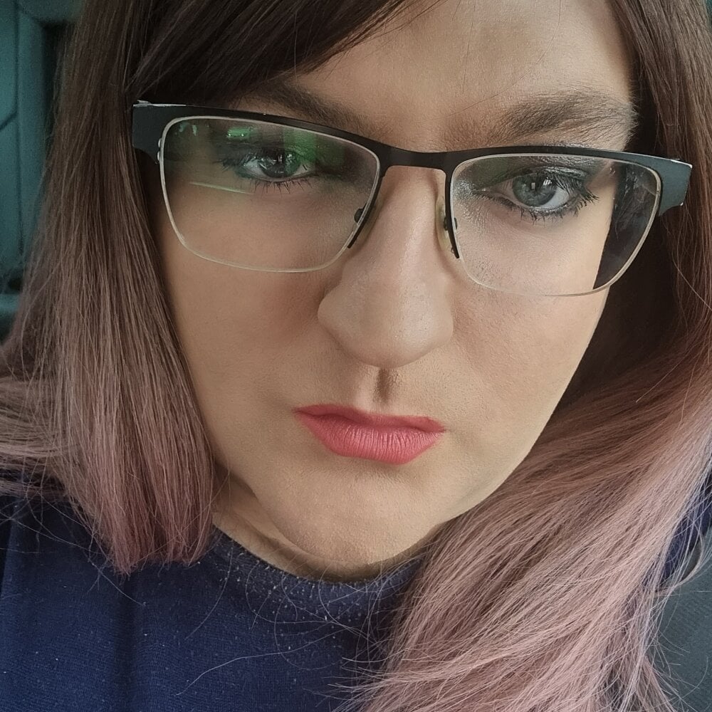 sarah_the_hoe's Offline Chat Room