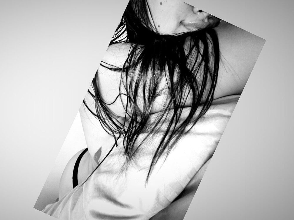 xxx-topcamgirls.com carolinerose96 livesex profile in land-of-good-girls cams