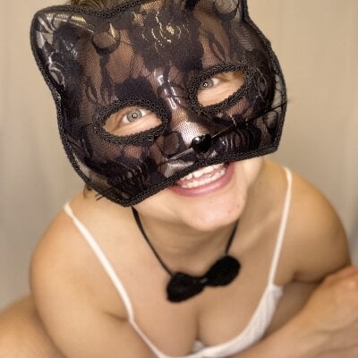 Leonoraaa Live Cam on StripChat