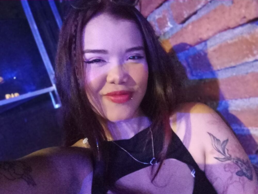 stripchat roxanneleclaire webcam profile pic via livesexr.com