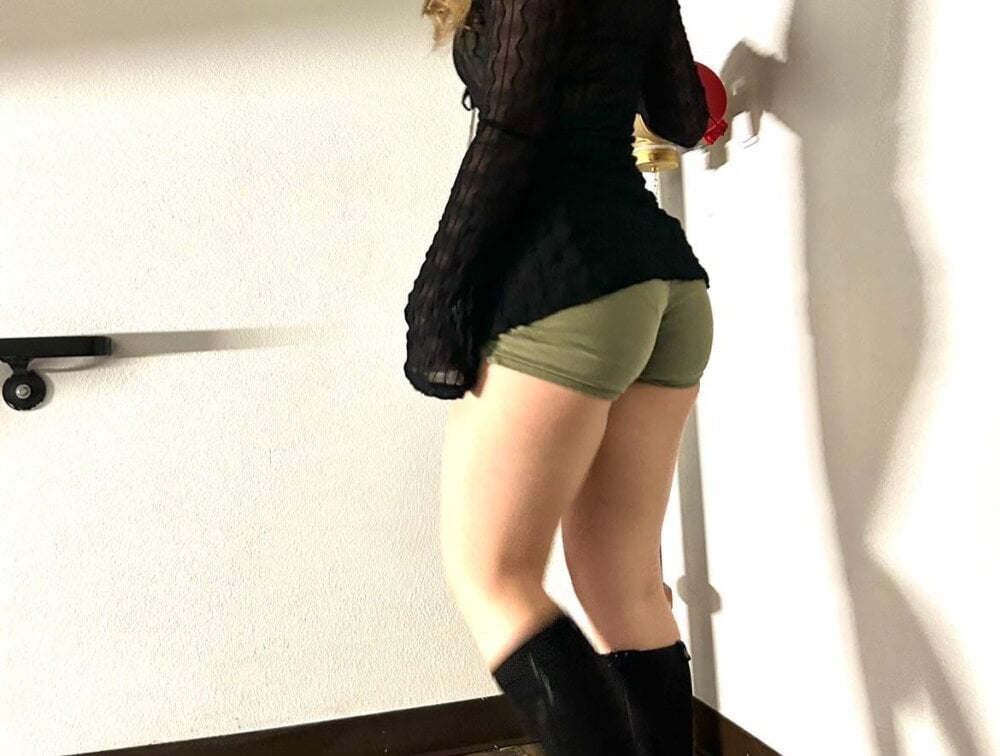 cheapadultsexcams.com elinaellyra livesex profile in blond-hair cams