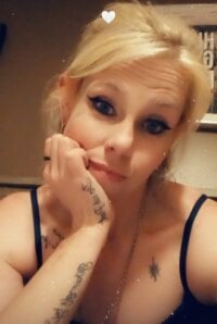 BlondeSavage6936's Offline Chat Room