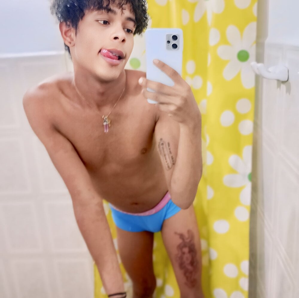 rose_Skinny_'s Offline XXX Chat