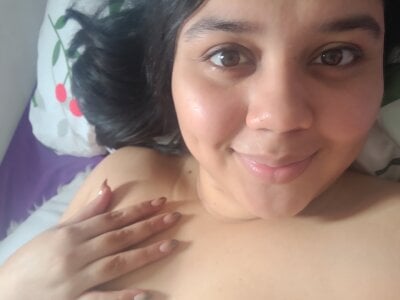 Sienatorricelli Female Newblackhair Porn Cam
