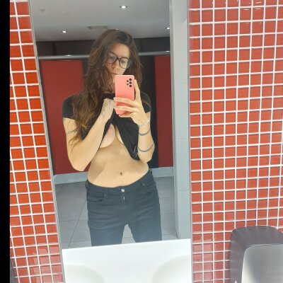 OlalaJosephine 🛰 live webcam