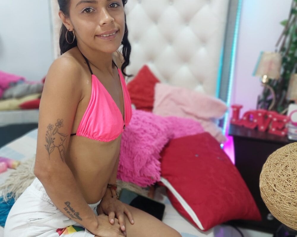 Watch  giorgialin live on StripChat