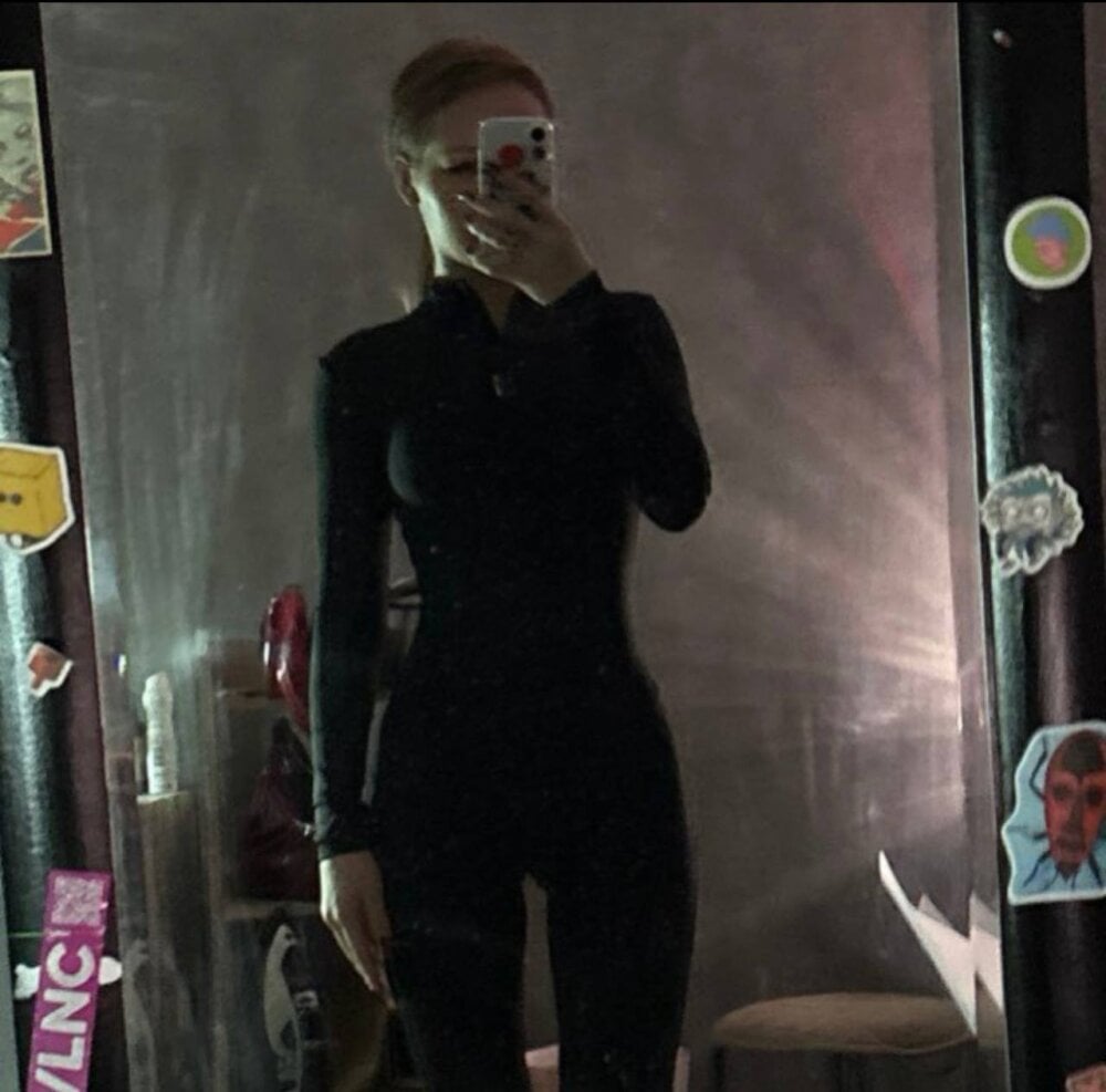 free6cams.com lisyafox livesex profile in or-not-to-jerk-thats-not-the-question-to-jerk cams