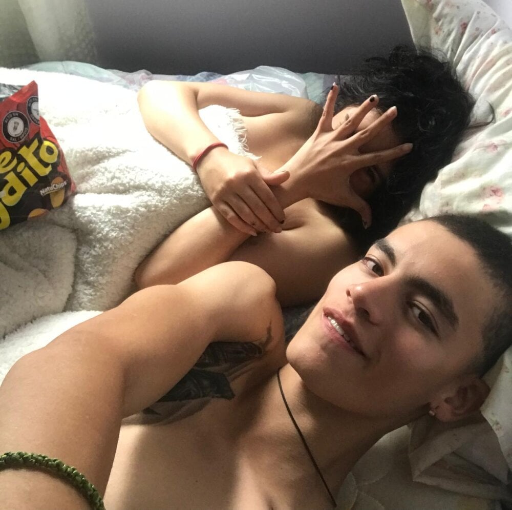 Live sex webcam photo for goldencouple_x #289689187