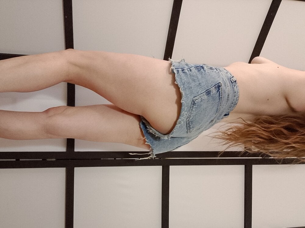 cutemilana_sexwife live cam model at StripChat