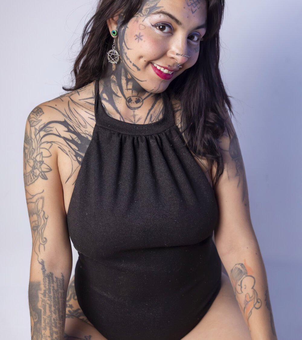 watchgirlcam.com dahliablack livesex profile in on-your-chandelier cams