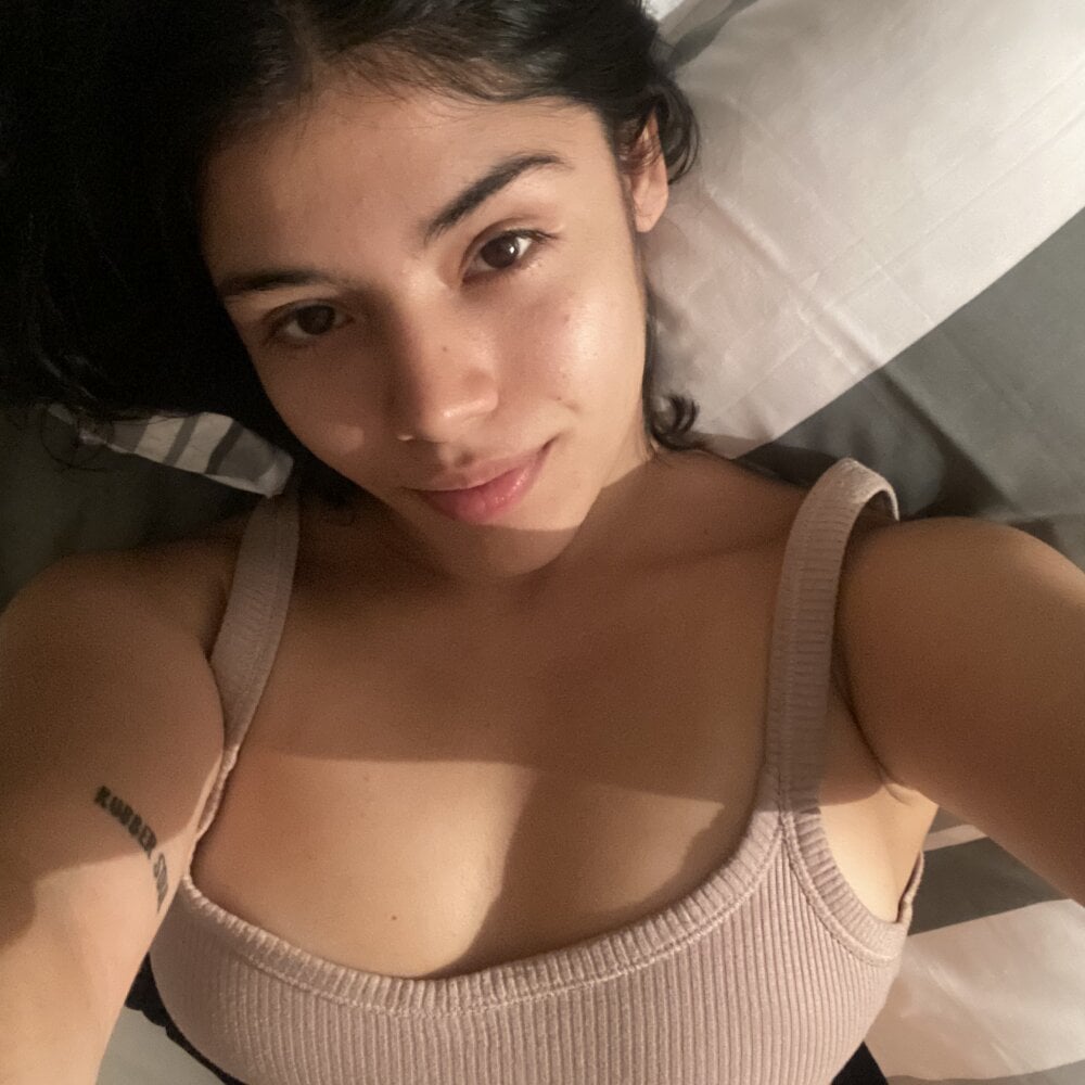 Live sex webcam photo for Catherinetramell #290073279