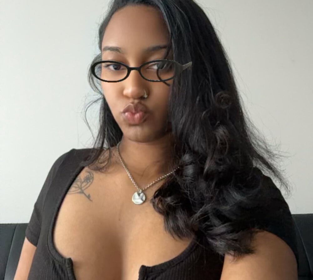 stripchat luvforlola webcam profile pic via livesexr.com