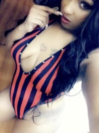 xxxtremlywettmia's Offline Chat Room