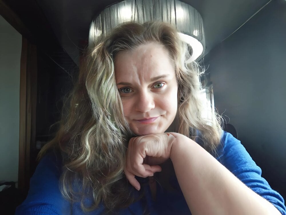 glamcambabes.com harmonykareraa livesex profile in white-hair cams