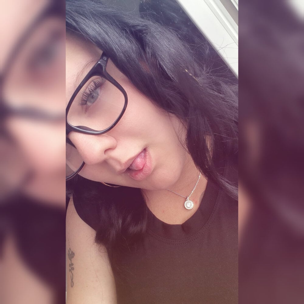 livesex.fan curvygirrlll livesex profile in in-the-paradise-of-sins cams