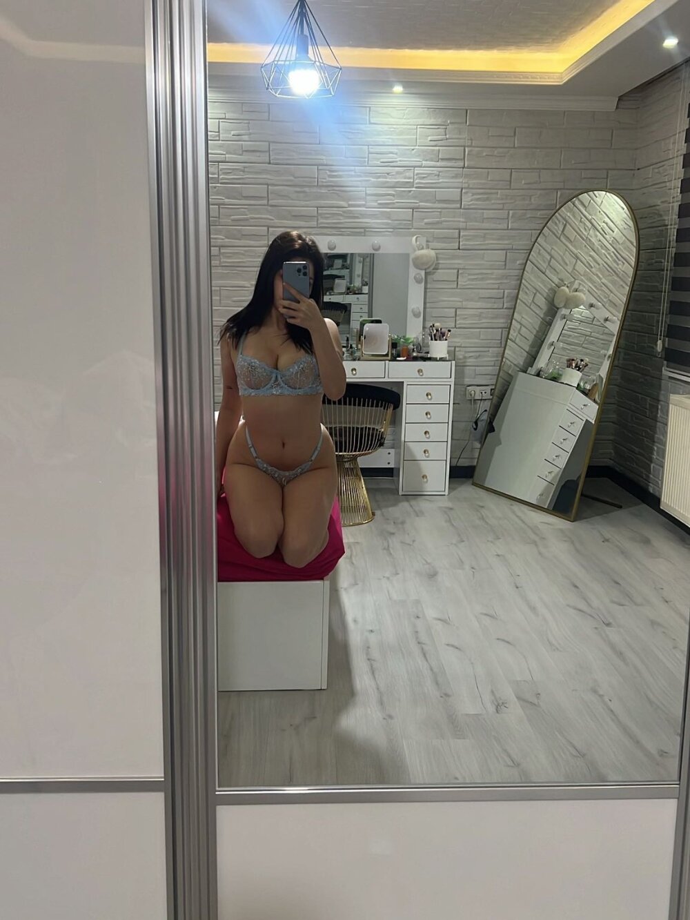 Suzy-Ihab-sister-brother's Offline XXX Chat