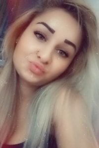 BlondeFoxy93's Offline Chat Room