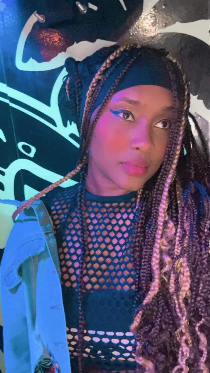 Naomykissme