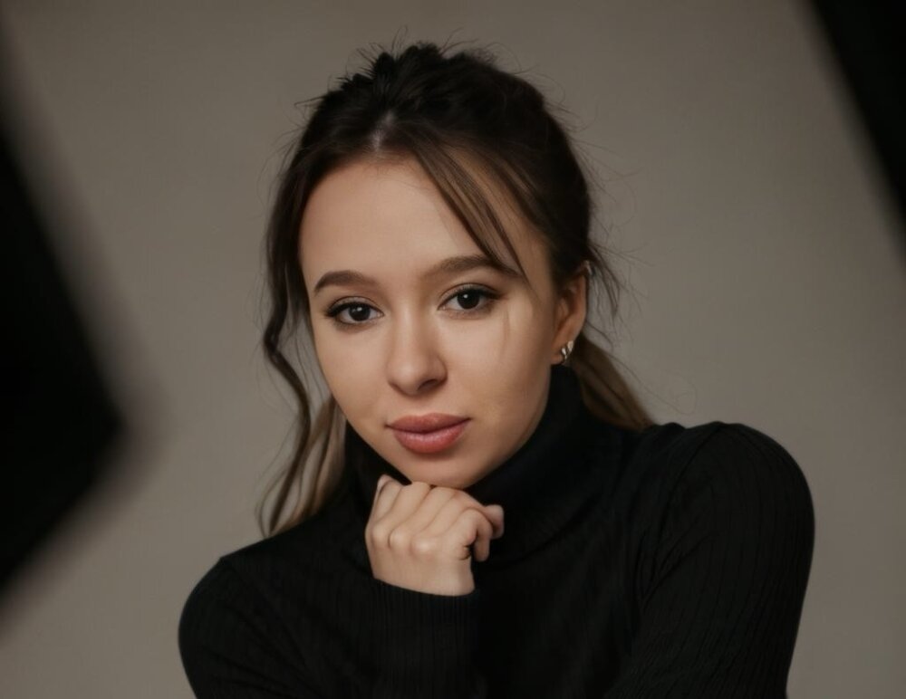 Lizzie_Tess' Offline XXX Chat