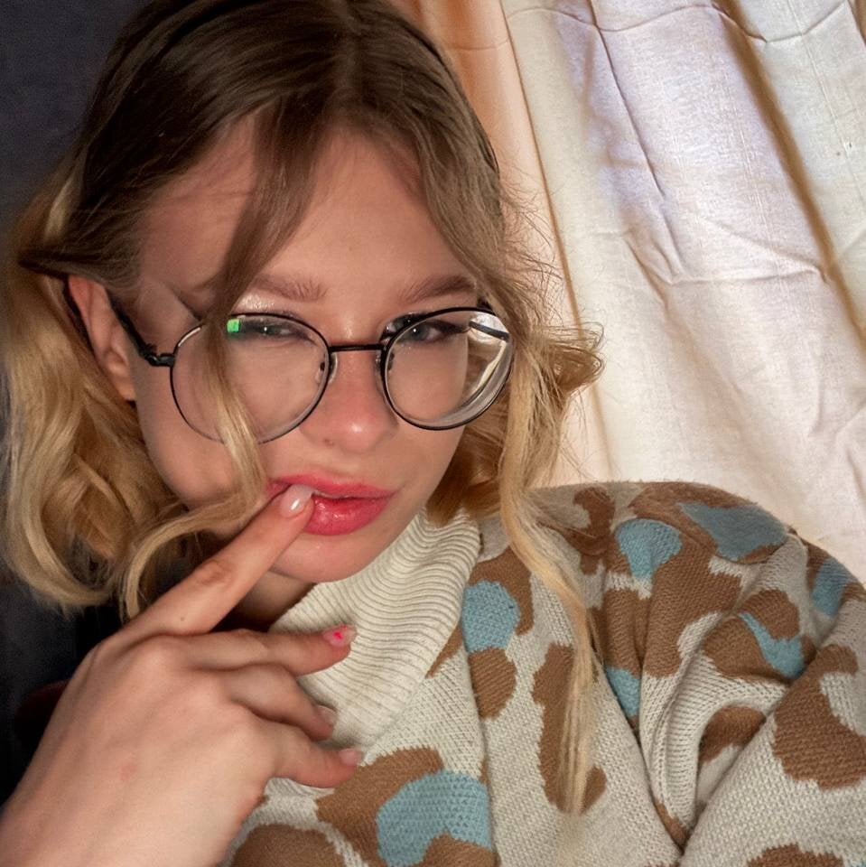 sexlivecamsites.com ivybriggs livesex profile in underneath-the-stairs cams