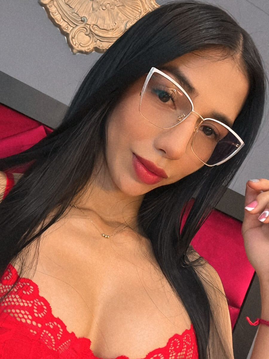 Watch  Nicolee_Lee live on cam at StripChat