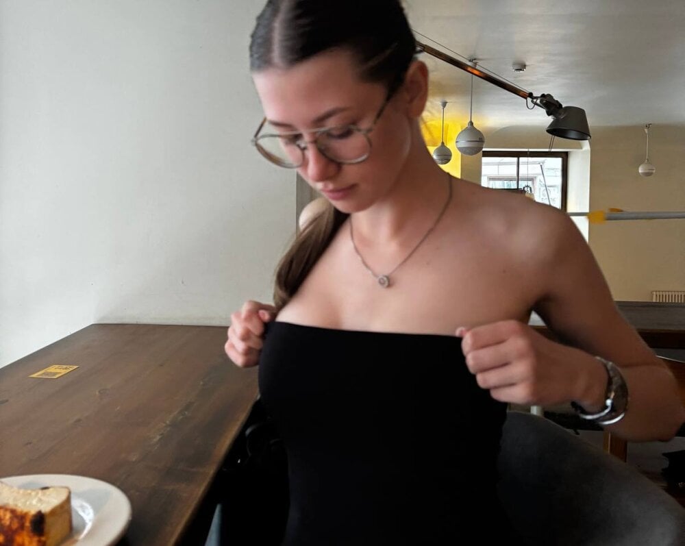 eleanoradriere from stripchat