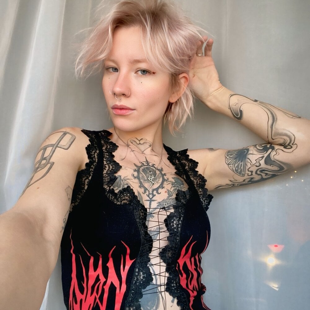 lesbianlivesexcams.com luna_hurt livesex profile in in ur wet dreams cams