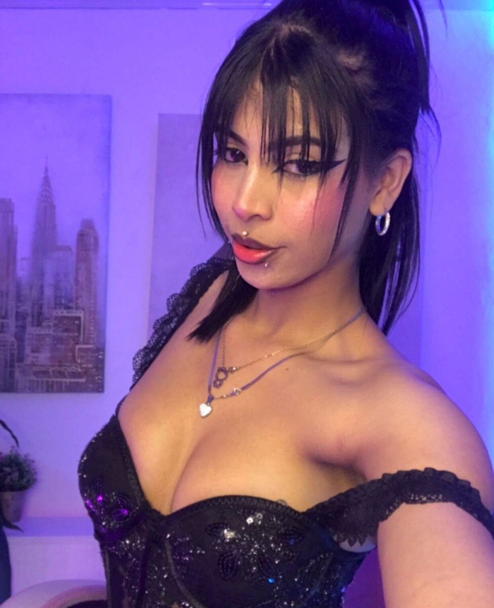 Watch emaa_lambert live on cam at StripChat