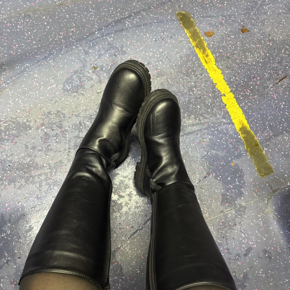 mrandmrsfindom's Offline XXX Chat