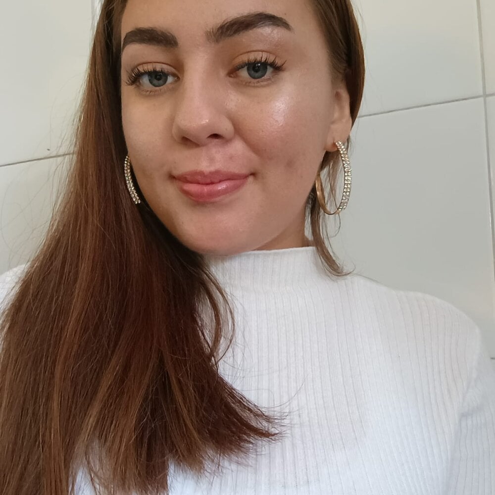 Luna_Star_v live cam model at StripChat
