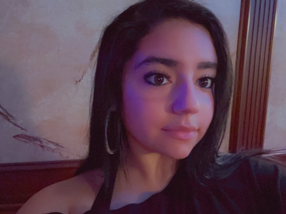 Live sex webcam photo for SexyRoxy1215 #289570255