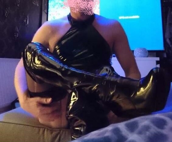 MALE_LATEX_MAID